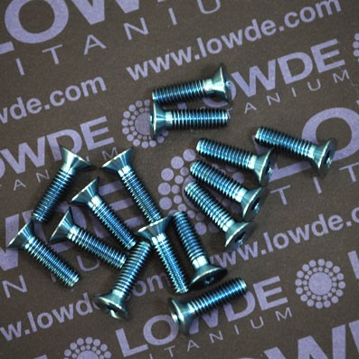 Avellanado DIN 7991 M4x14 mm. de titanio gr. 5 (6Al4V). Anodizado azul claro. - Avellanado DIN 7991 M4x14 mm. de titanio gr. 5 (6Al4V). Anodizado azul claro.