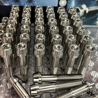 Tornillo DIN 912 c�nico M8x45 mm. Titanio gr. 5 (6Al4V)