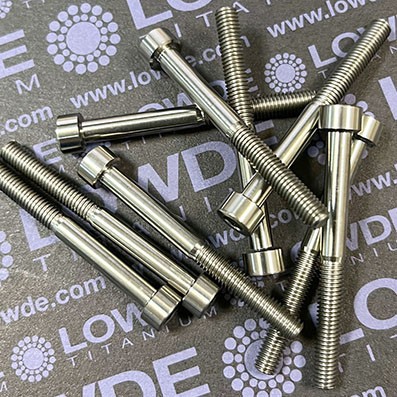 Tornillo DIN 912 M5x50 mm. Titanio gr. 5 (6Al4V) - 1 Tornillo DIN 912 M5x50 mm. de titanio gr. 5 (6Al4V)